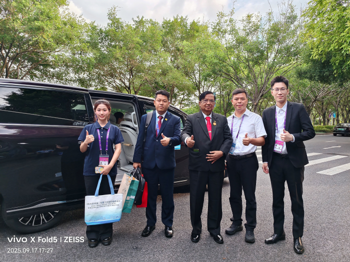 3 图中(从右至左)分别是信通院联络员、广西壮族自治区工业和信息化厅雷万轩处长、缅甸工业部联邦部长与缅甸工业部副局长.jpg